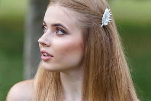 girl with brillant feather tige boule